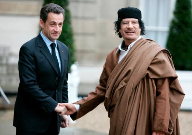 El presidente Nicolas Sarkozy (izquierda) saluda al líder libio, coronel Muamar Gadafi, a su llegada al Palacio del Elíseo, en París, el 10 de diciembre de 2007. (Foto AP/Francois Mori, archivo)