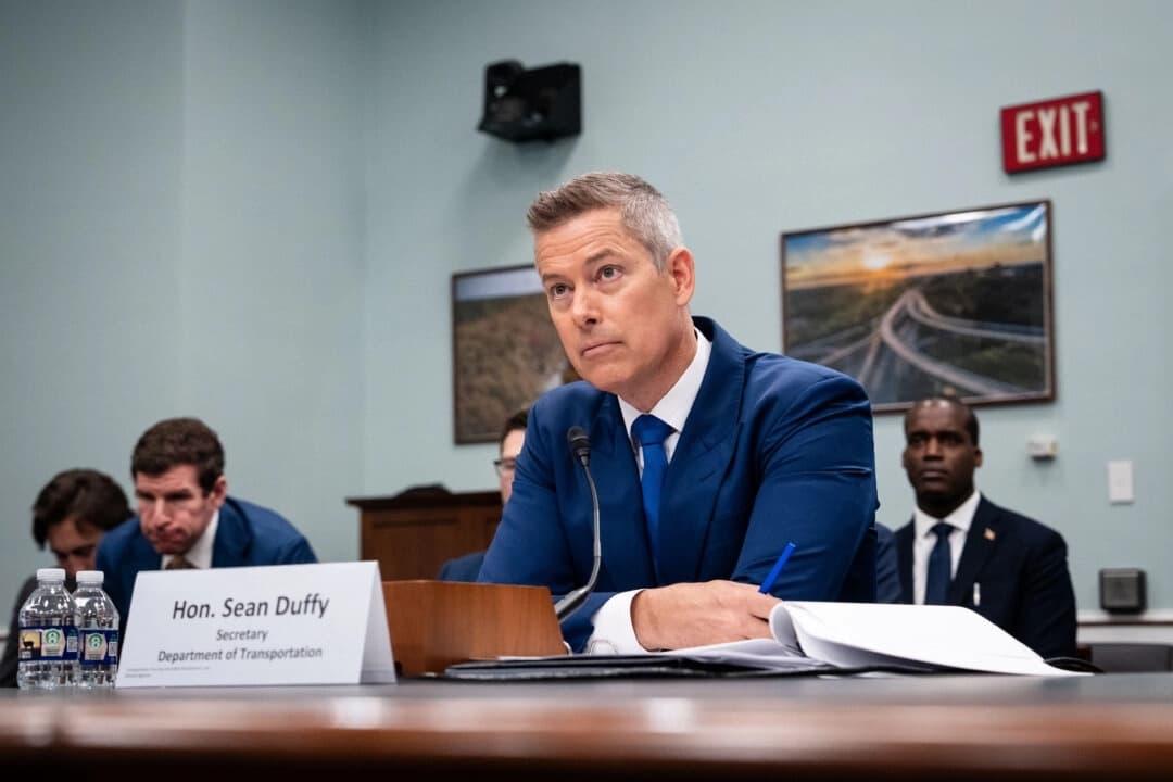 El secretario de Transporte, Sean Duffy, testifica ante un subcomité de Asignaciones de la Cámara de Representantes en el Capitolio, en Washington, el 14 de mayo de 2025. (Madalina Vasiliu/The Epoch Times)
