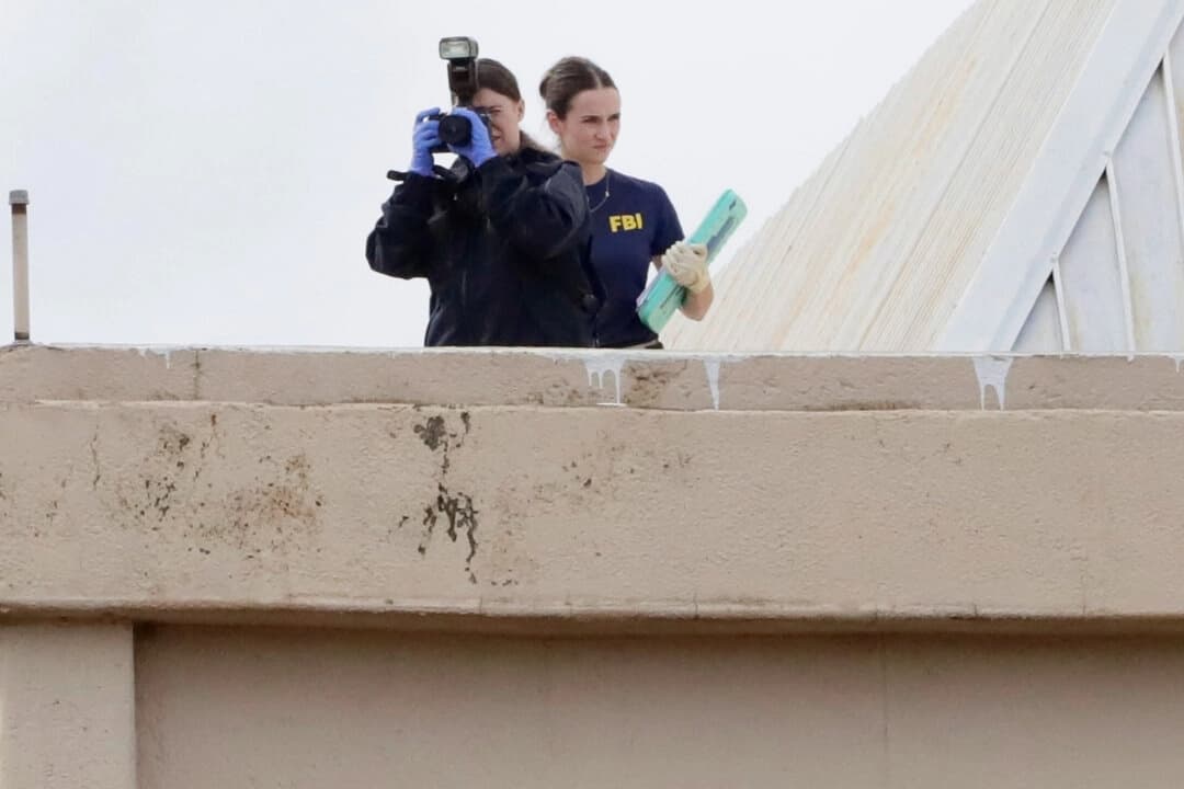 Sospechoso que atacó instalaciones de ICE quería causar "terror" a los agentes: director del FBI