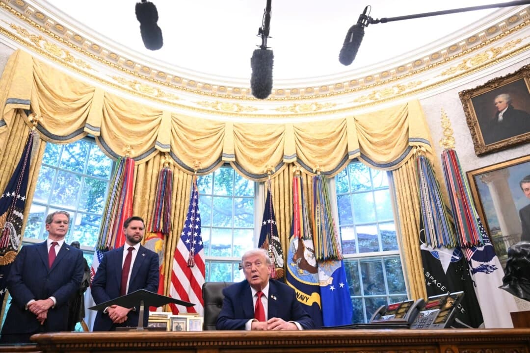El presidente Donald Trump habla con la prensa tras firmar una orden ejecutiva sobre la plataforma de videos TikTok, mientras el secretario del Tesoro, Scott Bessent (izquierda), y el vicepresidente JD Vance observan en el Despacho Oval de la Casa Blanca el 25 de septiembre de 2025. (Saul Loeb/AFP vía Getty Images)