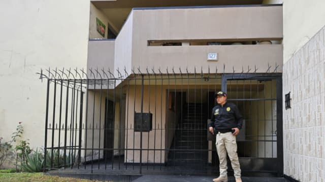 Un agente de policía en Lima, el 10 de mayo de 2024. (CRIS BOURONCLE/AFP vía Getty Images)