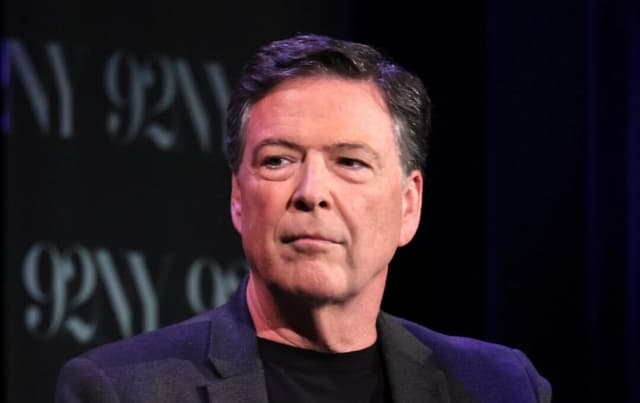 James Comey, exdirector del FBI, habla con Nicolle Wallace de MSNBC en 92NY, en la ciudad de Nueva York, el 30 de mayo de 2023. (Dia Dipasupil/Getty Images)