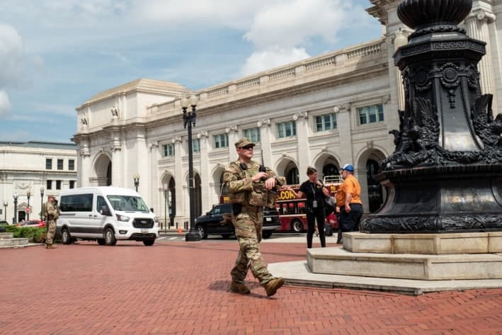 Miembros de la Guardia Nacional patrullan la Estación Unión, en Washington, el 14 de agosto de 2025. (Madalina Kilroy/The Epoch Times)