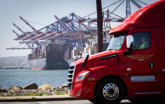 Trump anuncia aranceles a tractocamiones, medicinas, armarios de cocina y otros productos