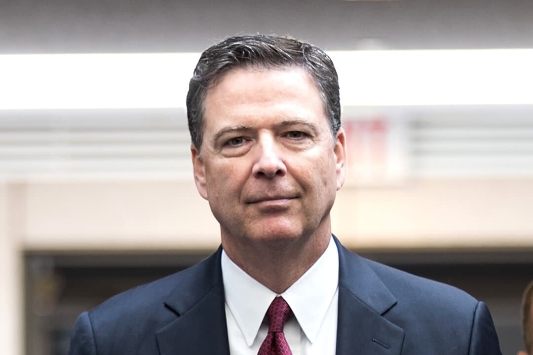 El exdirector del FBI James Comey sale de una sesión a puerta cerrada con el Comité de Inteligencia del Senado en el edificio Hart del Senado, en Capitol Hill, Washington, el 8 de junio de 2017. (Drew Angerer/Getty Images)

