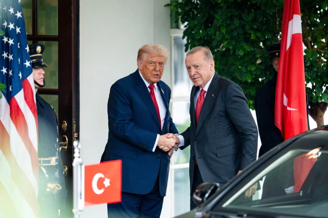 Trump insinúa posible alivio de sanciones a Turquía en su reunión con Erdogan