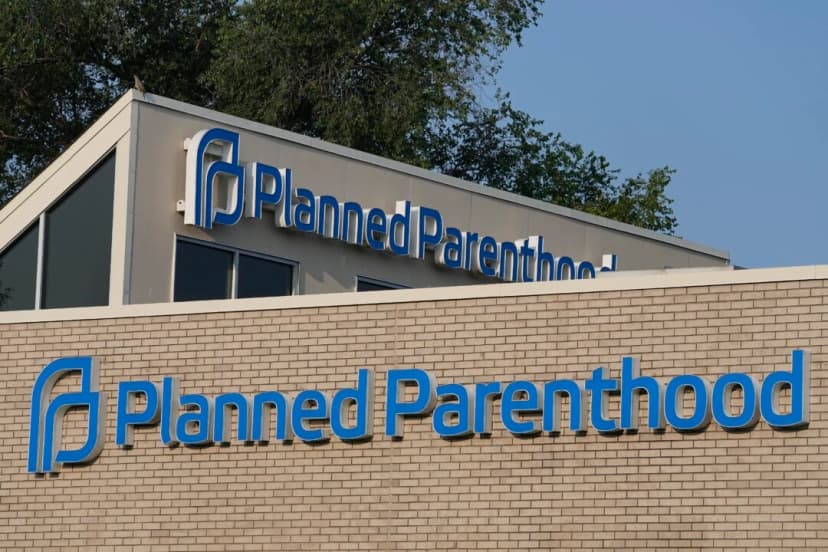Un cartel de Planned Parenthood se exhibe en el exterior de una clínica en Indianápolis el 1 de agosto de 2023. (Darron Cummings/Foto AP)

