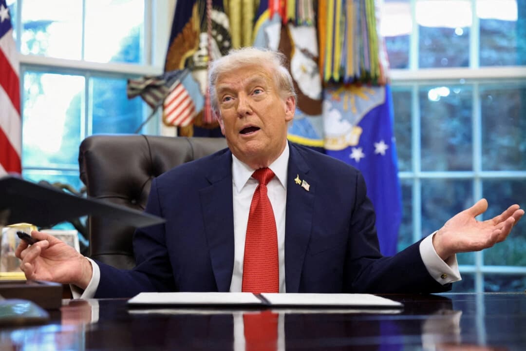 El presidente de Estados Unidos, Donald Trump, habla con los periodistas en la Casa Blanca el 25 de septiembre de 2025. (Kevin Lamarque/Reuters)