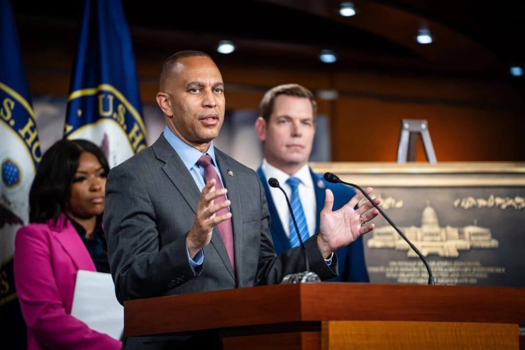 El líder de la minoría de la Cámara de Representantes, Hakeem Jeffries (D-N.Y.), habla con los periodistas en el Capitolio, en Washington, el 8 de septiembre de 2025. (Madalina Kilroy/The Epoch Times)