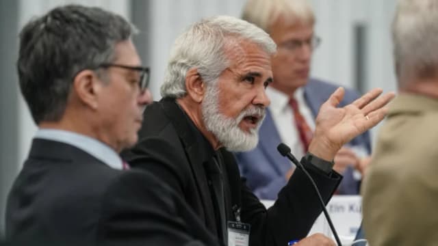 El Dr. Robert Malone habla durante una reunión del Comité Asesor sobre Prácticas de Inmunización en Chamblee, Georgia, el 19 de septiembre de 2025. (Elijah Nouvelage/Getty Images)
