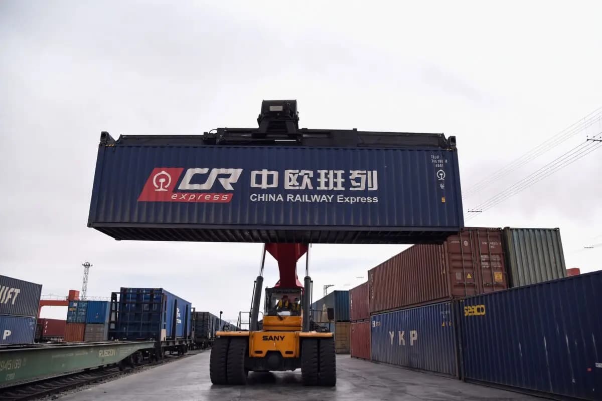 Una grúa transfiere un contenedor a un tren del China Railway Express con destino a Europa en la ciudad fronteriza china de Erenhot, en la región de Mongolia Interior, el 18 de abril de 2019. (STR/AFP vía Getty Images)