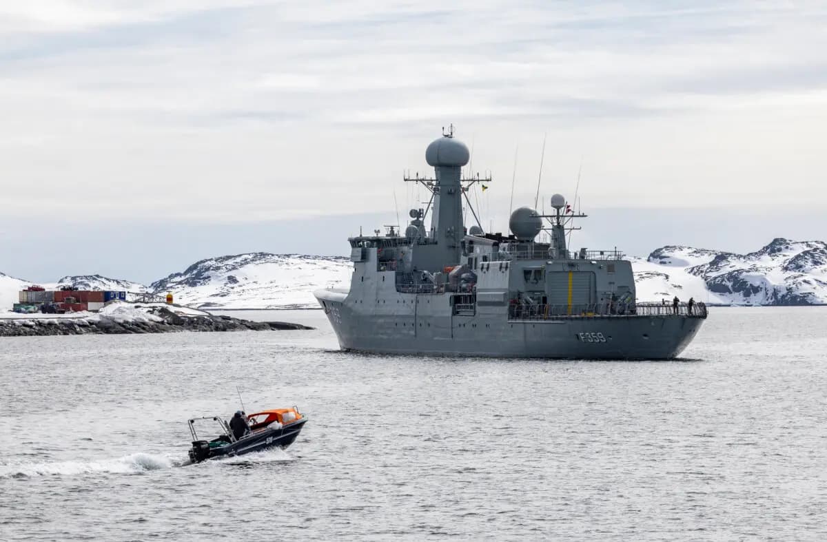 Un buque de la Armada Real Danesa se prepara para atracar en la ciudad de Nuuk, Groenlandia, el 4 de mayo de 2025. (John Fredricks/The Epoch Times)