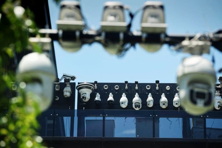 Las cámaras de vigilancia Dahua en el edificio de oficinas de Dahua Technologies, en Hangzhou, en la provincia de Zhejiang, este de China, el 29 de mayo de 2019. (STR/AFP vía Getty Images)