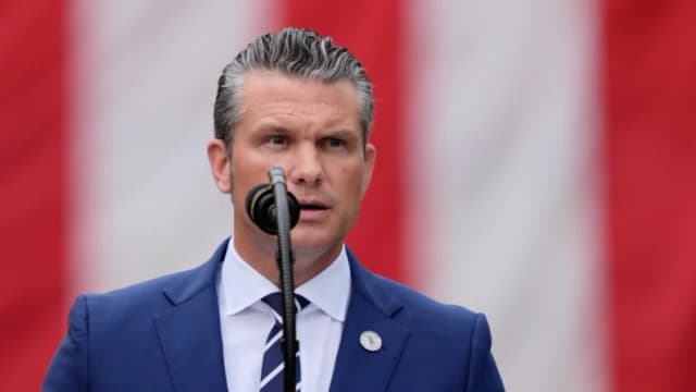 El secretario de Guerra, Pete Hegseth, habla durante una ceremonia en el Pentágono para conmemorar el 24.º aniversario de los atentados del 11 de septiembre en Washington, el 11 de septiembre de 2025. (Julia Demaree Nikhinson/AP).