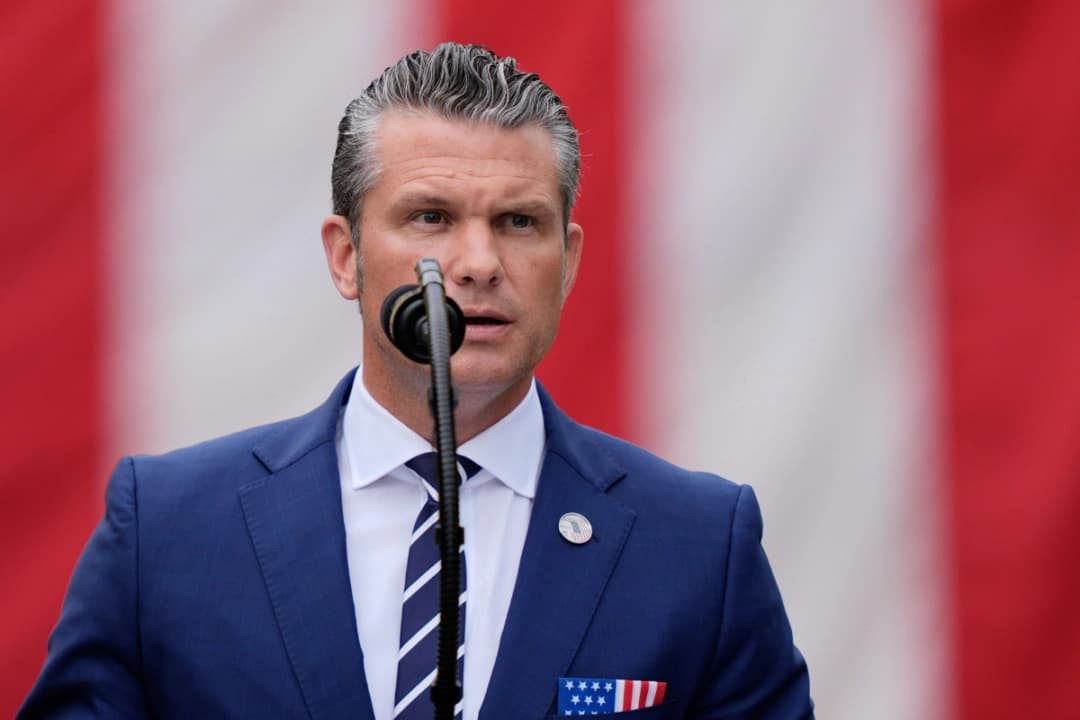 El secretario de Guerra, Pete Hegseth, habla durante una ceremonia en el Pentágono para conmemorar el 24.º aniversario de los atentados del 11 de septiembre en Washington, el 11 de septiembre de 2025. (Julia Demaree Nikhinson/AP).