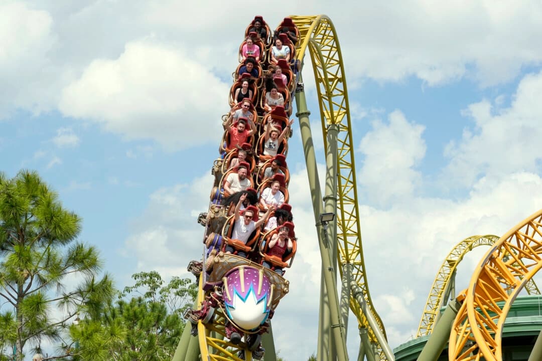 Visitantes montan en la montaña rusa Stardust Racers en el parque temático Epic Universe del Universal Resort Orlando, el 10 de abril de 2025, en Orlando, Florida. (John Raoux/AP)
