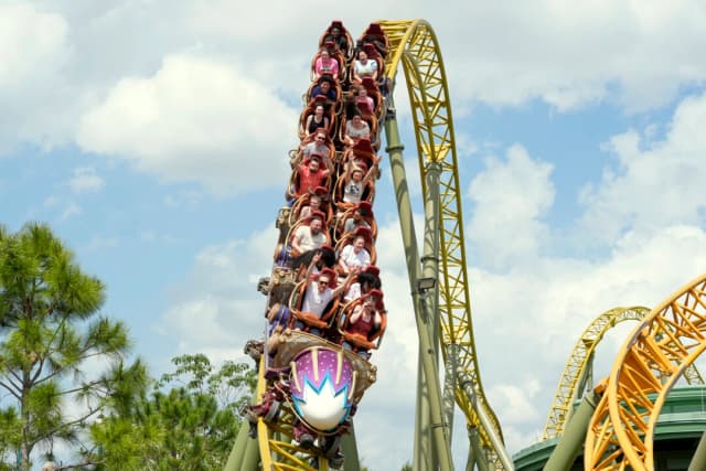 Visitantes montan en la montaña rusa Stardust Racers en el parque temático Epic Universe del Universal Resort Orlando, el 10 de abril de 2025, en Orlando, Florida. (John Raoux/AP)

