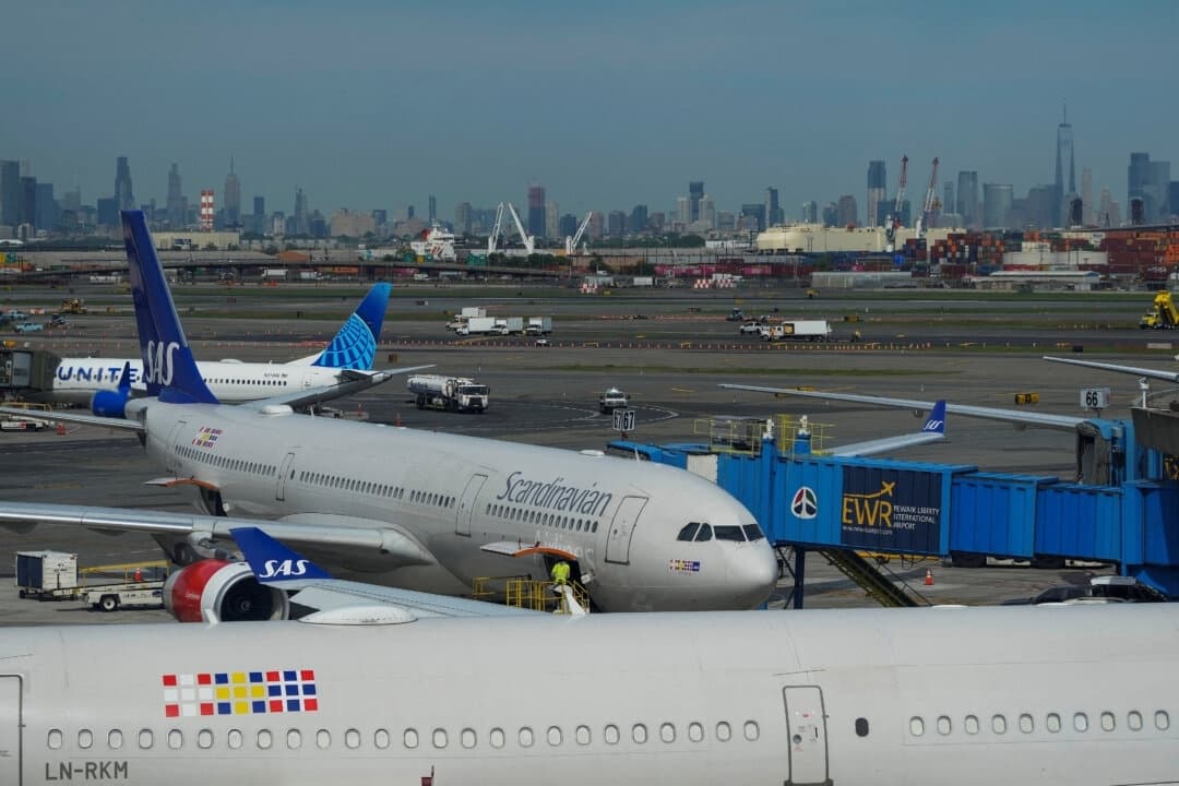 Un avión aterriza en la pista tras una interrupción del servicio de control del tráfico aéreo, lo que provocó la paralización de los vuelos en el Aeropuerto Internacional Newark Liberty, en Newark, Nueva Jersey, el 12 de mayo de 2025. (Eduardo Muñoz / Reuters)
