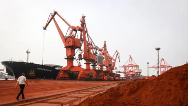 El 5 de septiembre de 2010, en un puerto de Lianyungang, provincia de Jiangsu, China, unas excavadoras recogen tierra que contiene diversas tierras raras para cargarla en un barco. (STR/AFP a través de Getty Images)