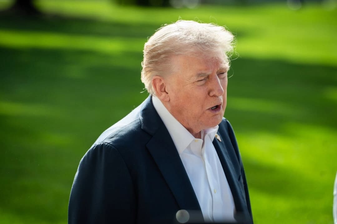 El presidente Donald Trump habla con los periodistas al partir hacia la competición de golf Ryder Cup en el estado de Nueva York, desde la Casa Blanca, el 26 de septiembre de 2025. (Madalina Kilroy/The Epoch Times)

