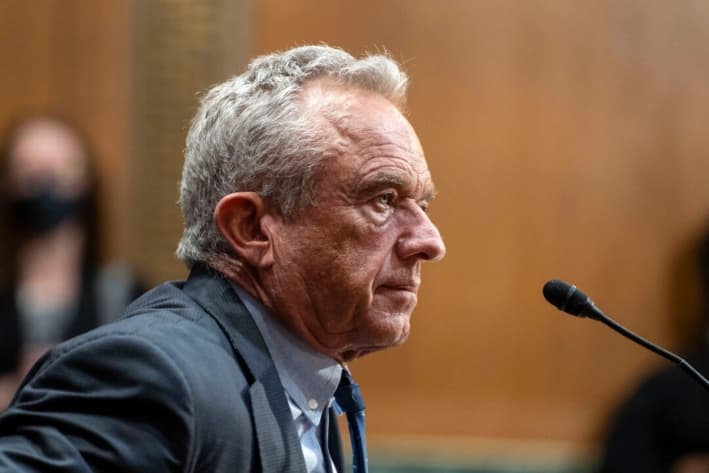 El secretario de Salud, Robert F. Kennedy Jr., testifica ante el Comité de Finanzas del Senado, en el Capitolio de EE. UU., el 4 de septiembre de 2025. (Madalina Kilroy/The Epoch Times)