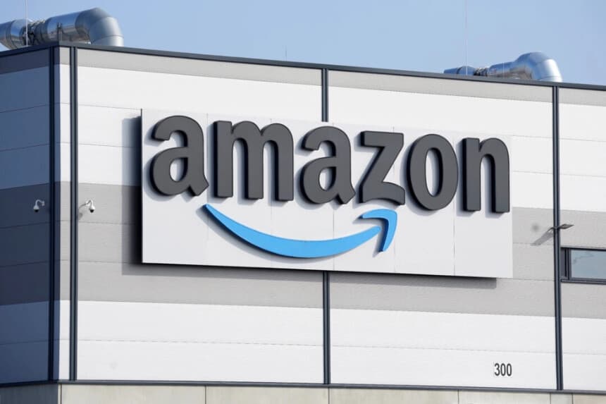 El logotipo de Amazon marca la fachada de un edificio en Schoenefeld, cerca de Berlín, el 18 de marzo de 2022. Michael Sohn/AP Photo