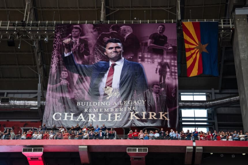 Personas participan en el evento "Construyendo un legado: Recordando a Charlie Kirk»" en el State Farm Stadium de Glendale, Arizona, el 21 de septiembre de 2025. Madalina Kilroy/The Epoch Times