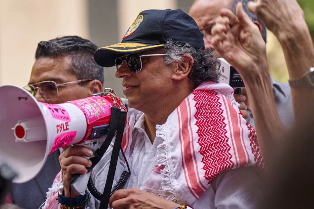 El presidente colombiano Gustavo Petro se dirige a los manifestantes pro palestinos en la plaza Dag Hammarskjold, frente a la sede de la ONU, durante la 80.ª Asamblea General de las Naciones Unidas en la ciudad de Nueva York, el 26 de septiembre de 2025. (Bing Guan/Reuters)