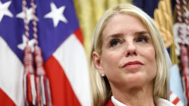 Bondi envía agentes del DOJ a instalaciones del ICE tras ataque en Dallas