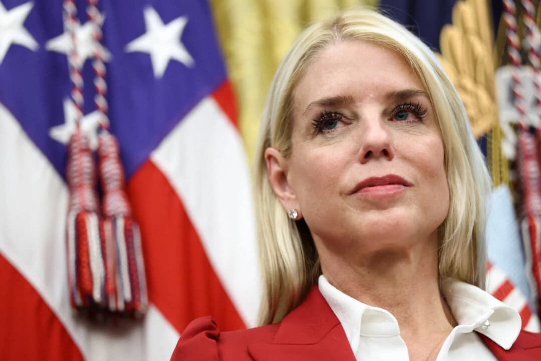 La fiscal general de los Estados Unidos, Pam Bondi, en la Casa Blanca el 25 de septiembre de 2025. (Kevin Lamarque/Reuters)
