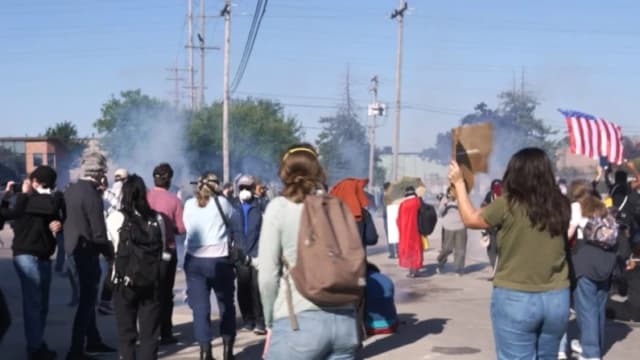 Manifestantes se enfrentan con agentes federales frente a instalaciones de ICE en Illinois