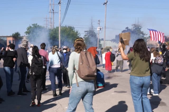 Manifestantes se enfrentan con agentes federales frente a instalaciones de ICE en Illinois