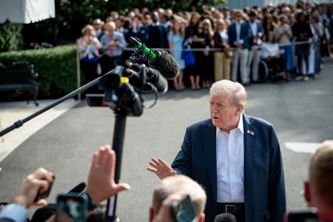 El presidente Donald Trump habla con los periodistas al partir hacia la competición de golf Ryder Cup en Nueva York, desde la Casa Blanca, el 26 de septiembre de 2025. (Madalina Kilroy/The Epoch Times)

