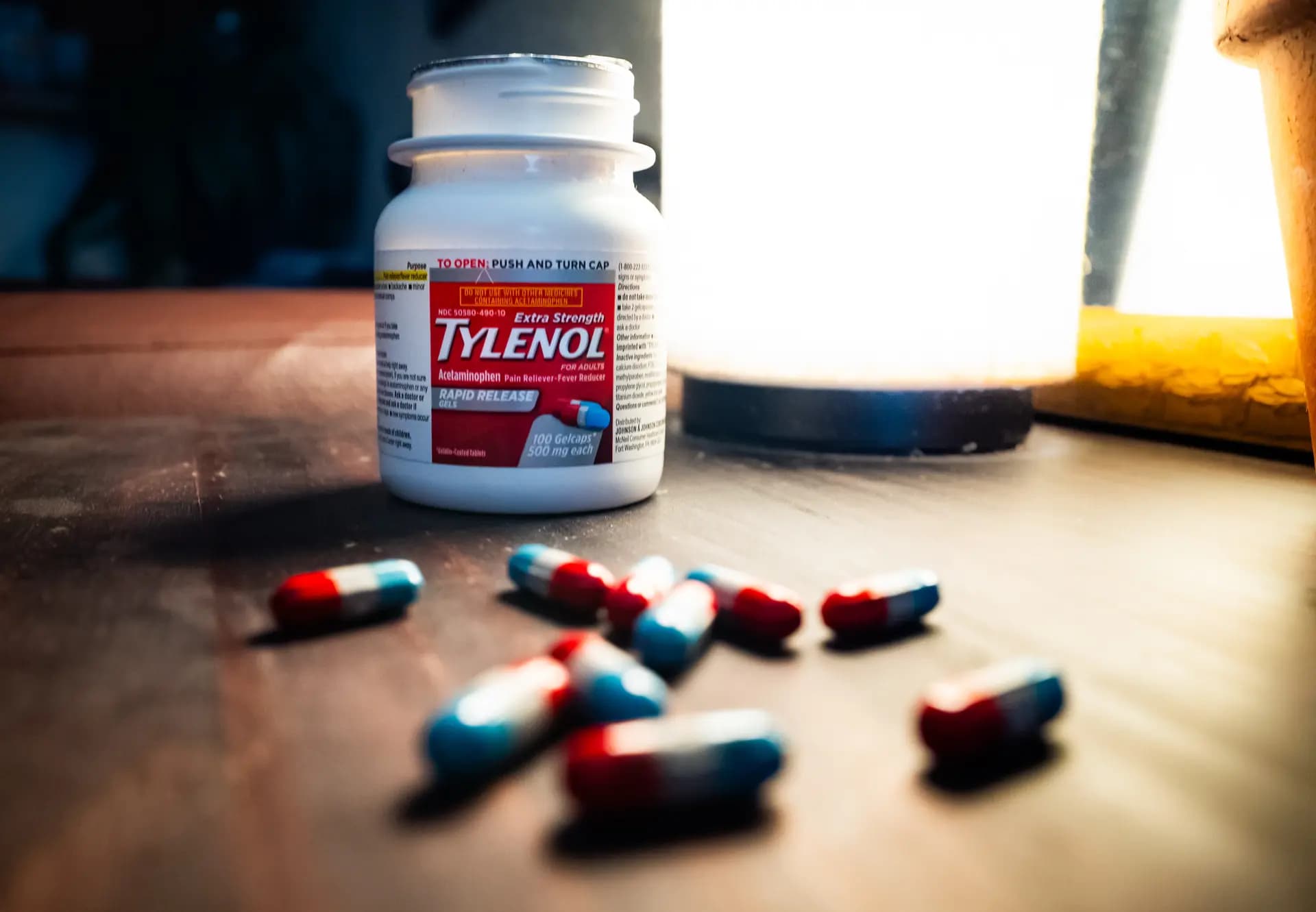 Suplementos de Tylenol sobre una mesa en Los Ángeles el 25 de septiembre de 2025. (John Fredricks/The Epoch Times)