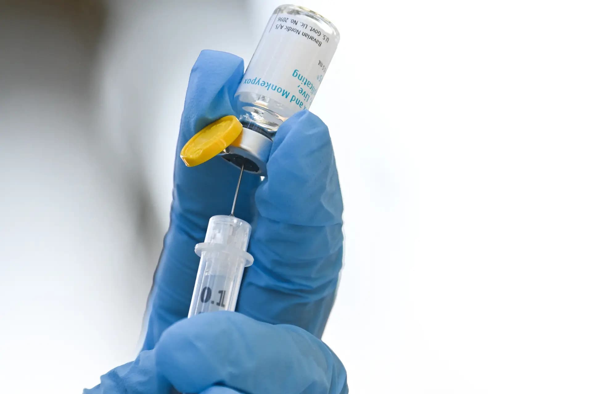 Un trabajador sanitario prepara una dosis de la vacuna JYNNEOS contra la viruela del simio, desarrollada por la empresa danesa Bavarian Nordic, en una clínica de vacunación temporal en Los Ángeles, California, el 9 de agosto de 2022. (Patrick T. Fallon/AFP a través de Getty Images)