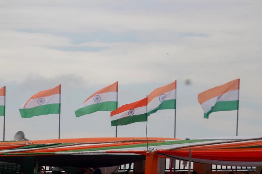 Hileras de banderas nacionales indias ondean al viento en el estadio Bakshi de Srinagar, India, el 15 de agosto de 2025. Numan Bhat/Middle East Images vía AFP