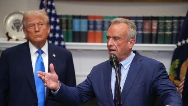 El secretario de Salud, Robert F. Kennedy Jr., habla mientras el presidente Donald Trump observa, en una fotografía de archivo tomada en Washington. Andrew Harnik/Getty Images