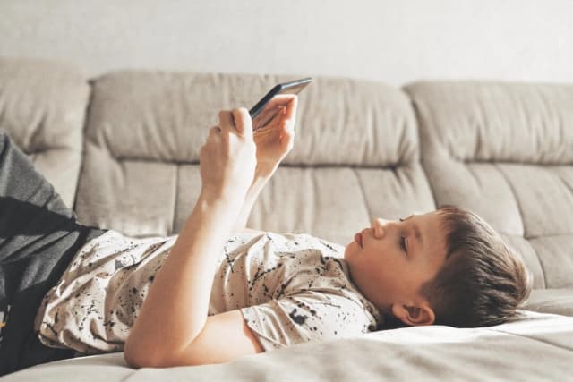 Proteger la visión de los niños contra la miopía precoz