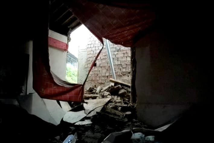 Casas dañadas por un terremoto de magnitud 5.6 en la ciudad de Dingxi, provincia de Gansu, China, el 27 de septiembre de 2025. (CCTV vía Reuters/Captura de pantalla vía The Epoch Times)