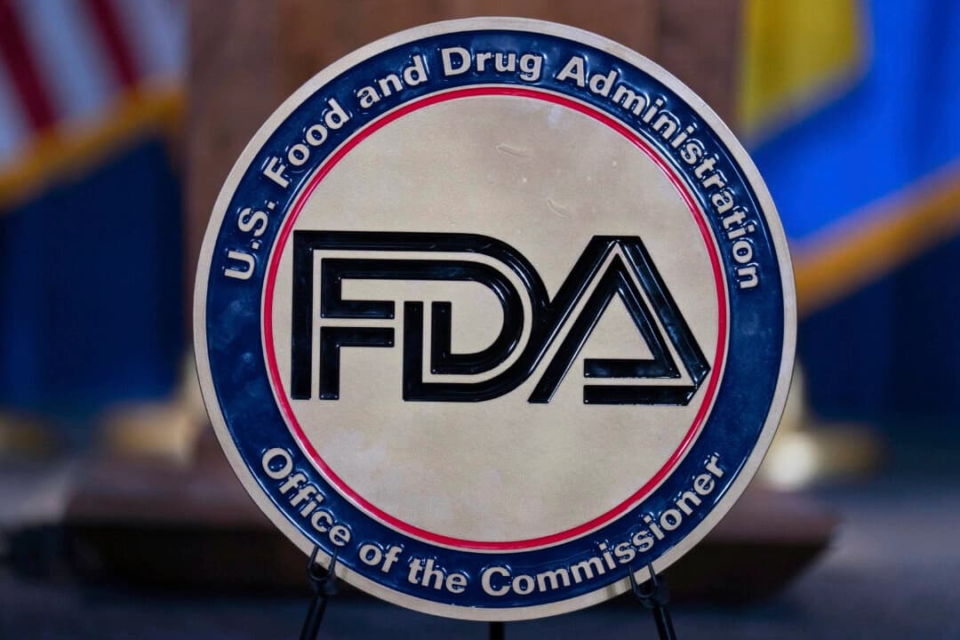 ARCHIVO - El sello de la Administración de Alimentos y Medicamentos (FDA) se ve en el auditorio del edificio Hubert Humphrey en Washington, el 22 de abril de 2025. (Foto AP/José Luis Magana, archivo)
