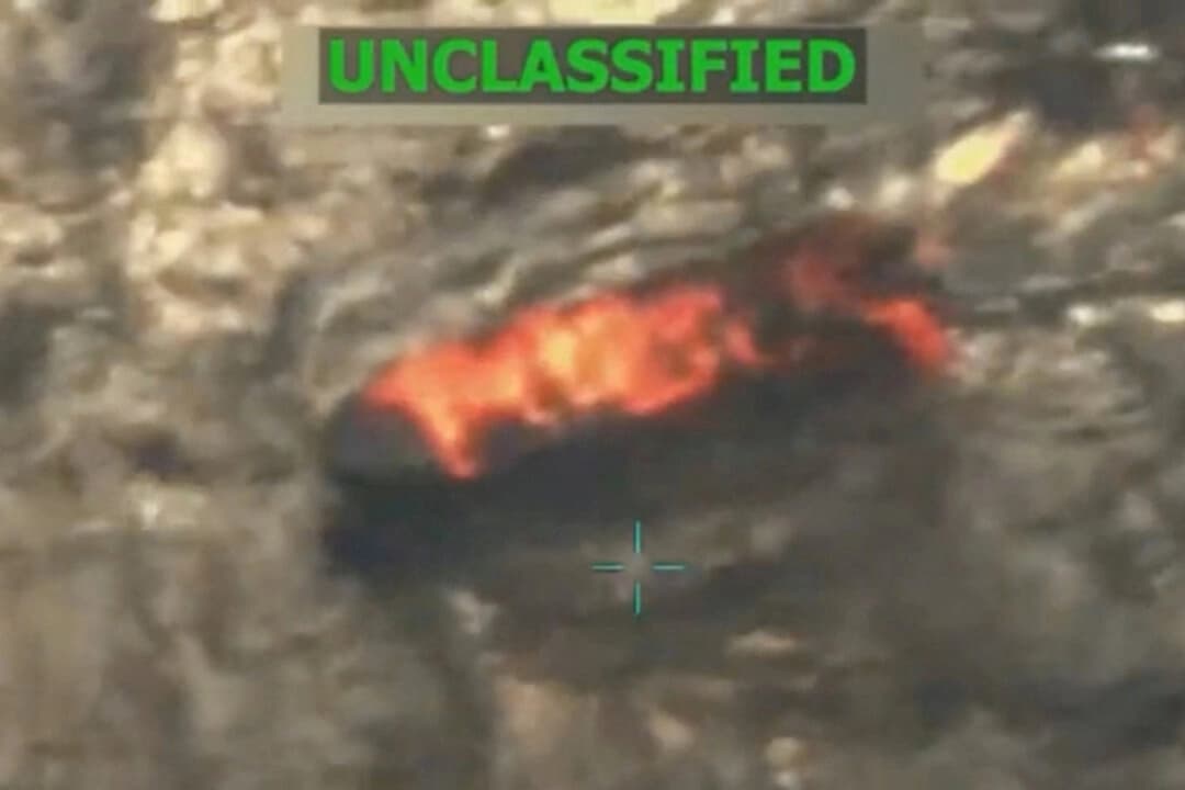Una embarcación de un cártel venezolano que se dirigía a Estados Unidos arde tras un ataque militar estadounidense, el segundo de este tipo llevado a cabo contra una embarcación sospechosa de tráfico de drogas en las últimas semanas, según una imagen fija del vídeo publicado el 15 de septiembre de 2025. (Presidente Donald Trump a través de Truth Social vía Reuters)