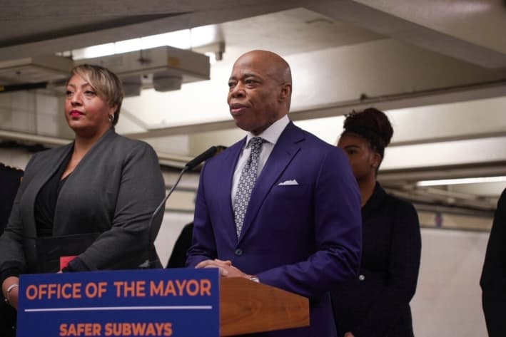 El alcalde de la ciudad de Nueva York, Eric Adams, habla en una conferencia de prensa en la estación 34th Street–Herald Square, el 21 de marzo de 2025. (Oliver Mantyk/Epoch Times)