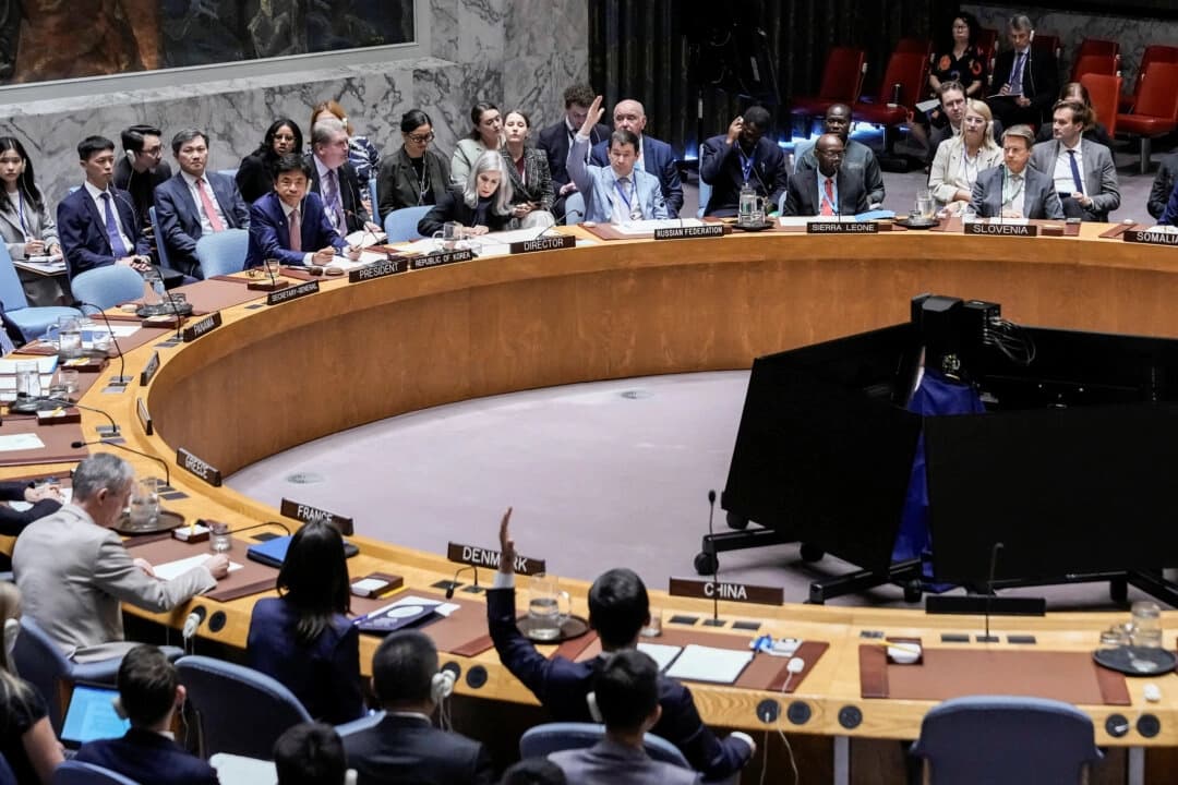 Los miembros del Consejo de Seguridad de las Naciones Unidas votan una resolución presentada por Rusia y China para retrasar seis meses la reimposición de sanciones a Irán durante la 80.ª Asamblea General de la ONU celebrada en Nueva York el 26 de septiembre de 2025. (Eduardo Muñoz/Reuters)