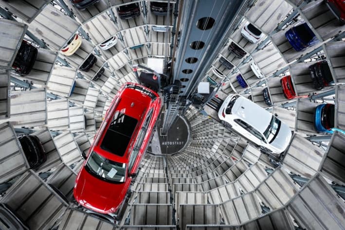 Un Volkswagen Passat R y un Golf GTI en las instalaciones de almacenamiento en torre de la planta central del fabricante de automóviles alemán Volkswagen en Wolfsburgo, Alemania central, el 11 de marzo de 2025. (Ronny Hartmann/AFP vía Getty Images)