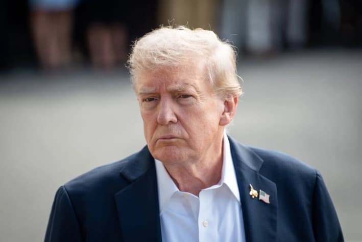 El presidente Donald Trump habla con los periodistas antes de partir hacia la competencia de golf Ryder Cup en Nueva York, desde la Casa Blanca, el 26 de septiembre de 2025. (Madalina Kilroy/The Epoch Times)
