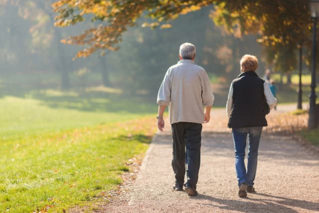 Caminar más de 100 minutos al día reduce el riesgo de dolor de espalda: Estudio