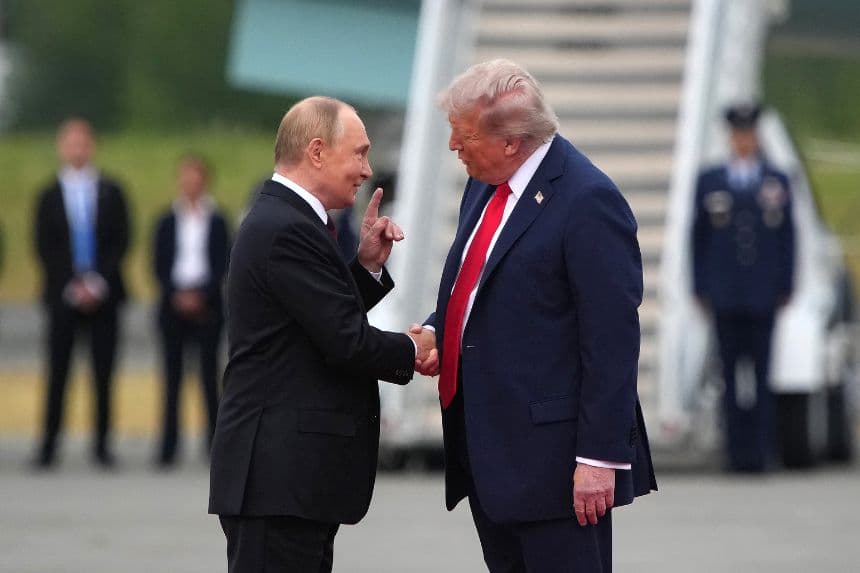 El presidente Donald Trump (derecha) saluda al presidente ruso Vladimir Putin a su llegada a la Base Conjunta Elmendorf-Richardson el 15 de agosto de 2025 en Anchorage, Alaska. Los dos líderes se reúnen para mantener conversaciones de paz con el objetivo de poner fin a la guerra en Ucrania. (Foto de Andrew Harnik/Getty Images)