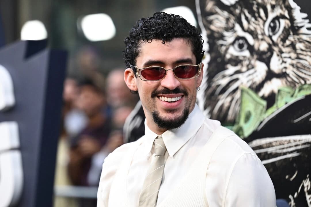 Bad Bunny asiste al estreno de "Caught Stealing" en el Regal Union Square de Nueva York el 26 de agosto de 2025. (Evan Agostini/Invision/AP)
