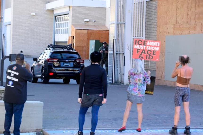Manifestantes se encuentran frente al edificio del Servicio de Inmigración y Control de Aduanas de EE. UU. en Portland, Oregón, el 27 de septiembre de 2025. (Mathieu Lewis-Rolland/Getty Images)