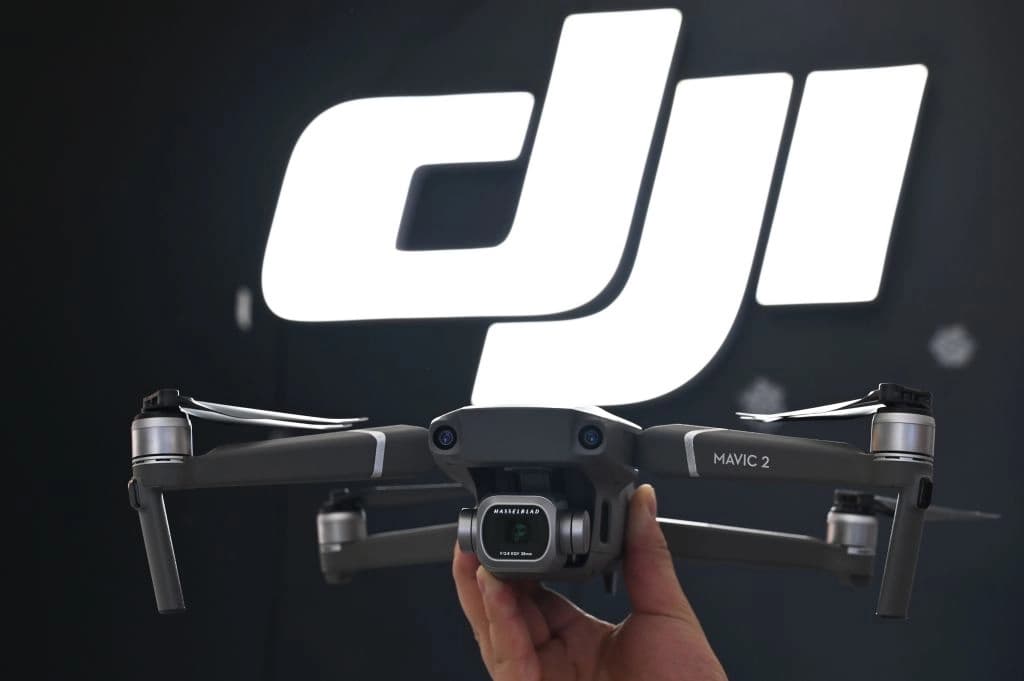 Un empleado muestra el nuevo dron Mavic Pro 2 en una tienda DJI en Shanghái el 22 de mayo de 2019. (Hector Retamal/AFP/Getty Images)
